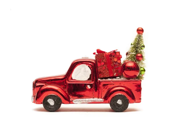 Zbliżenie czerwony samochód zabawka z prezentami świątecznymi — Zdjęcie stockowe