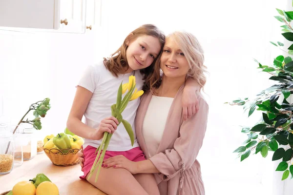 Evde kucaklaşan mutlu anne ve kızın portresi