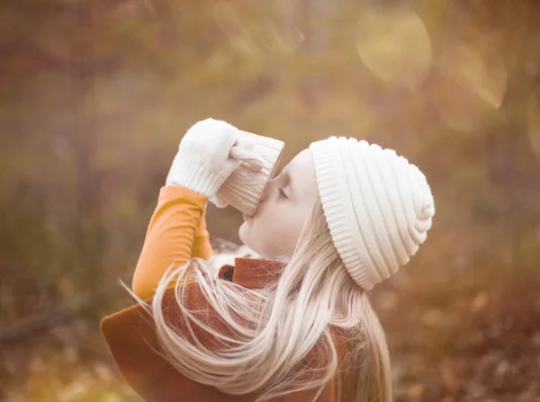 Retrato de una niña bebiendo té al aire libre en otoño — Foto de Stock