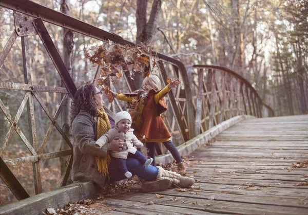 Glückliche Junge Mutter Mit Zwei Kindern Die Herbst Spaß Haben — Stockfoto