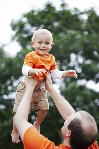 Heureux Père Jetant Son Petit Fils Dehors Portrait Garçon Joyeux — Photo