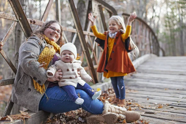 Retrato Jovem Mãe Feliz Posando Com Crianças Ponte Jovem Mulher — Fotografia de Stock