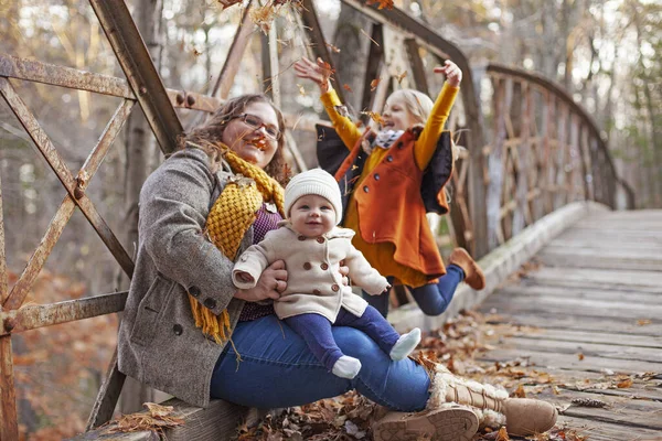 Retrato Família Feliz Passar Tempo Juntos Livre Jovem Mulher Sentada — Fotografia de Stock