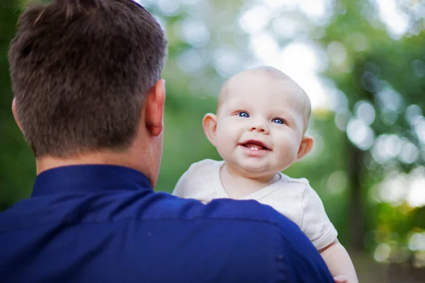 男人抱着笑着的男婴的后视镜 与父亲同行的小孩的画像 童年和父亲的概念 — 图库照片