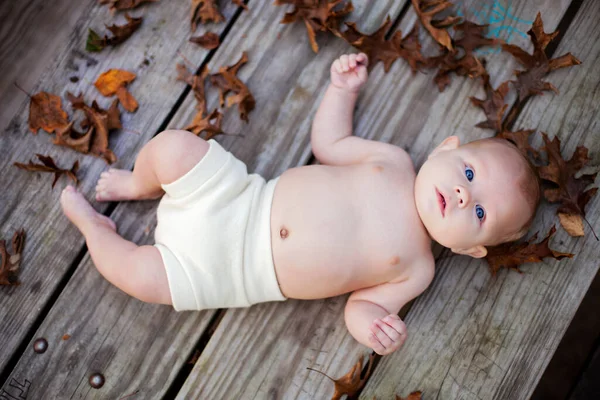 Curieux Petit Garçon Allongé Sur Une Table Bois Parmi Les — Photo