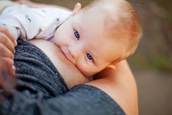 Primer Plano Bebé Lindo Amamantando Aire Libre Niño Recién Nacido — Foto de Stock