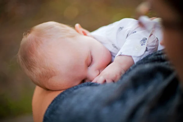 Primer Plano Del Niño Durmiendo Mientras Amamanta Niño Recién Nacido — Foto de Stock