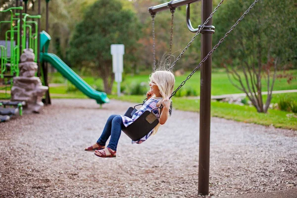 Niña Feliz Divirtiéndose Patio Niño Montando Columpio Concepto Infancia — Foto de Stock