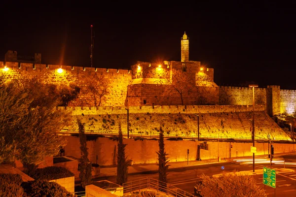 Cidadela antiga dentro da Cidade Velha à noite, Jerusalém — Fotografia de Stock