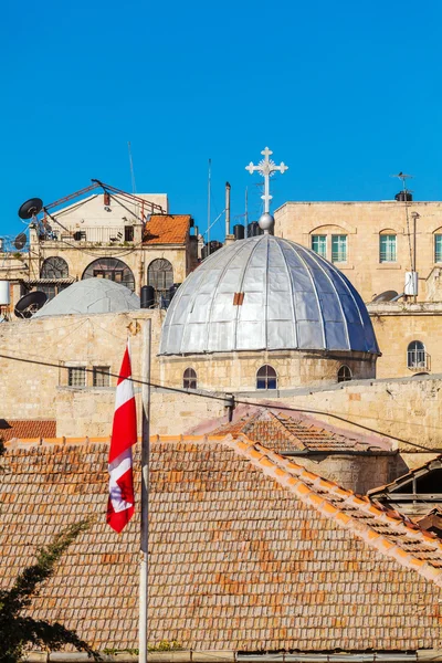 Techos de la Ciudad Vieja con Santo Sepulcro Iglesia Domo, Jerusalén —  Fotos de Stock