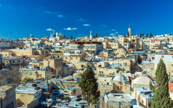 Στέγες της παλιάς πόλης με τρούλο μνήμα Ιερός Ναός, Ιερουσαλήμ — Φωτογραφία Αρχείου