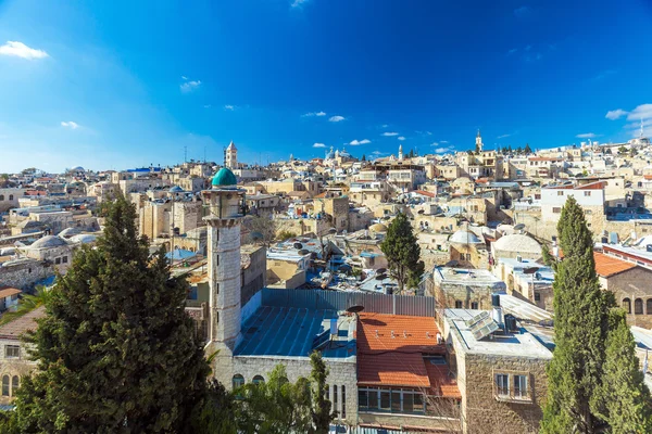 Telhados da Cidade Velha com Santo Sepulcro Igreja Cúpula, Jerusalém — Fotografia de Stock