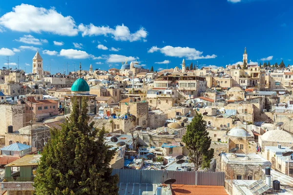 Στέγες της παλιάς πόλης με τρούλο μνήμα Ιερός Ναός, Ιερουσαλήμ — Φωτογραφία Αρχείου