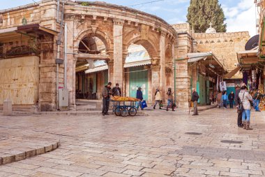 Jerusalem, İsrail - 17 Şubat 2013: turist Hatıra Eşyası satın alma