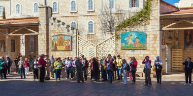 Nazareth, İsrail - 21 Şubat 2013: Turist duyuru yakın