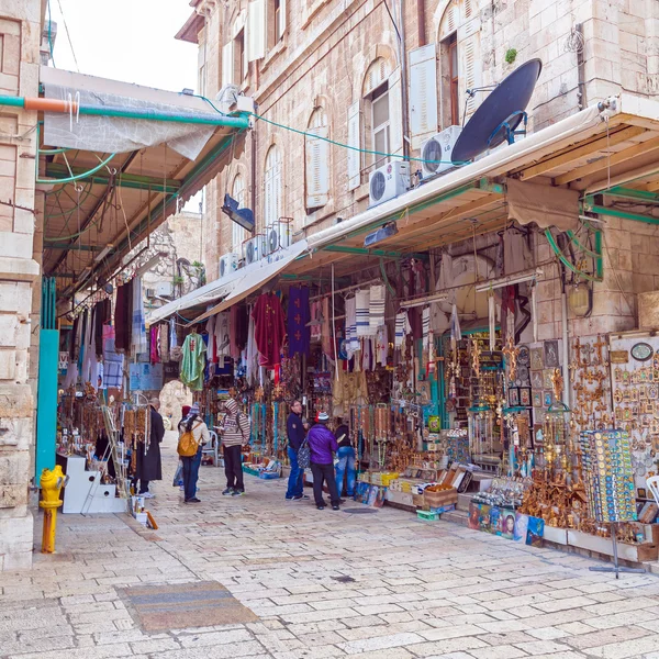 以色列耶路撒冷-2013 年 2 月 16 日︰ 游客购买纪念品 — 图库照片