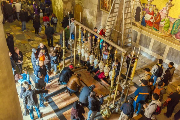 JERUSALEM, ISRAEL - FEBRUARY 16, 2013: Pilgrims praying near Sto — Stock Photo, Image