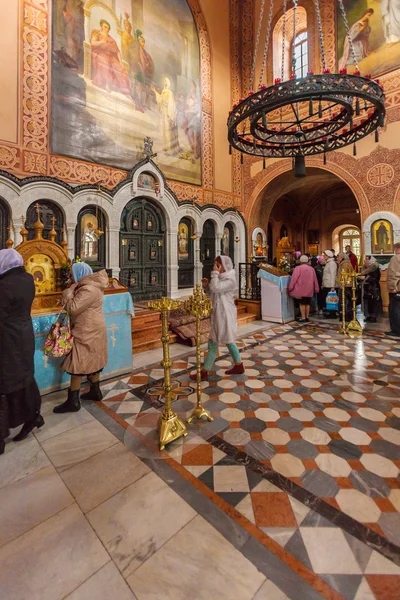 JERUSALEM, ISRAEL - 16 DE FEBRERO DE 2013: Cristianos orando en el interior — Foto de Stock