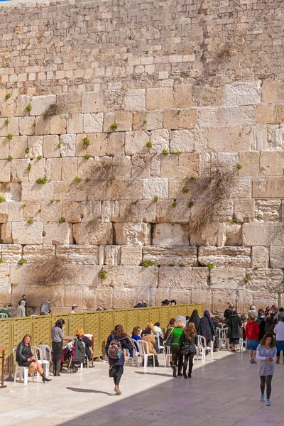 JERUSALEM, ISRAEL - FEBRUARY 17, 2013: People praying near Weste — Stock Photo, Image