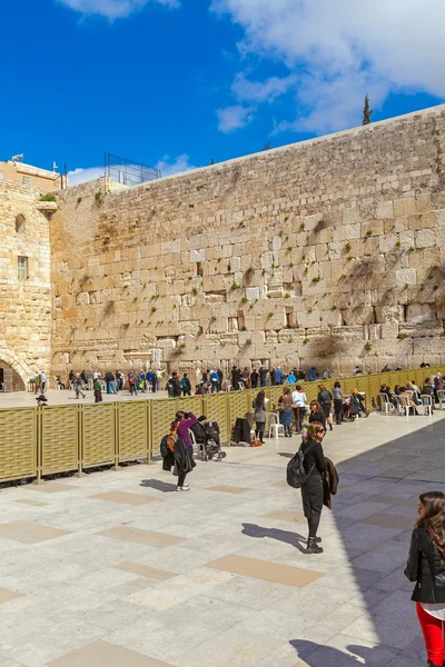 JERUSALEM, ISRAEL - FEBRUARY 17, 2013: People praying near Weste — Stock Photo, Image