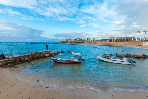 Haifa, Israel - februari 18, 2013: Fiskare och båtar nära Caes — Stockfoto