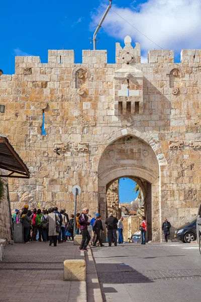 JERUSALEM, ISRAEL - FEVEREIRO 20, 2013: Turistas caminhando perto de Lio — Fotografia de Stock