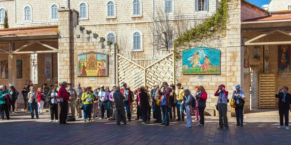Nazareth, Israel - februari 21, 2013: Turister nära Bebådelsen — Stockfoto