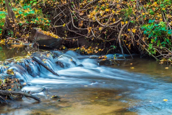 Paisagem de outono com rio e folhas fluindo — Fotografia de Stock