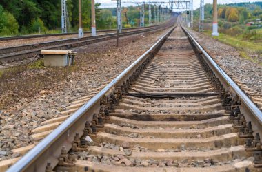 Demiryolu Rayları Uzağa Uzanıyor