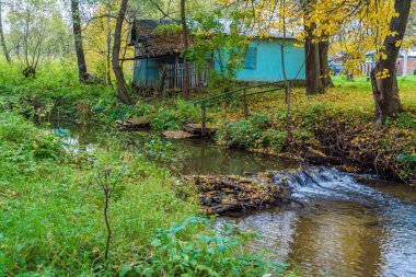Akan nehir ve yaprakları ile sonbahar manzara