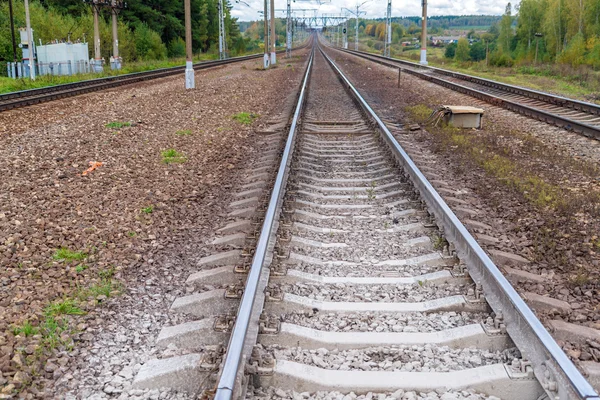 Spoorwegen die zich uitstrekken tot in de verte — Stockfoto