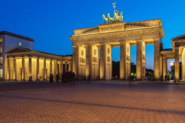 Almanya'nın Berlin kentinde ışıklı Brandenburg Kapısı