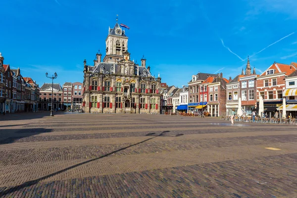 Edifício do Conselho e praça central em Delft, Países Baixos — Fotografia de Stock