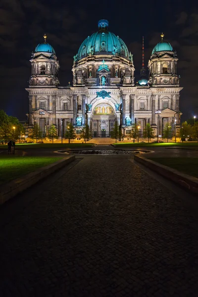 Catedral de Berlim iluminada pelas luzes da iluminação , — Fotografia de Stock