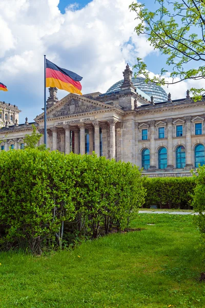O edifício do Parlamento alemão o Reichstag e a bandeira — Fotografia de Stock