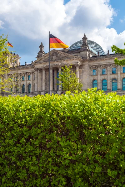 Alman Reichstag Parlamento Binası ve bayrağı — Stok fotoğraf