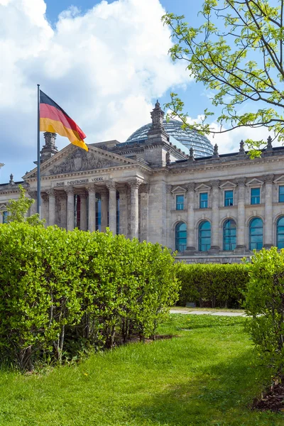 อาคารของรัฐสภาเยอรมัน Reichstag และธง — ภาพถ่ายสต็อก