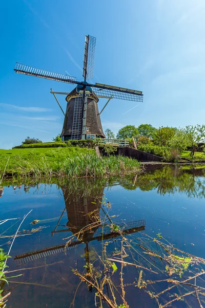 Moinhos de vento tradicionais perto de Amsterdã, Holanda — Fotografia de Stock
