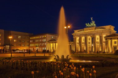 Almanya'nın Berlin kentinde ışıklı Brandenburg Kapısı