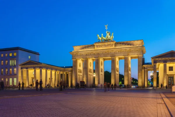 Almanya'nın Berlin kentinde ışıklı Brandenburg Kapısı — Stok fotoğraf