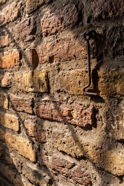 Antico muro di mattoni e il gancio all'interno della nuova Chiesa di Delft , — Foto Stock
