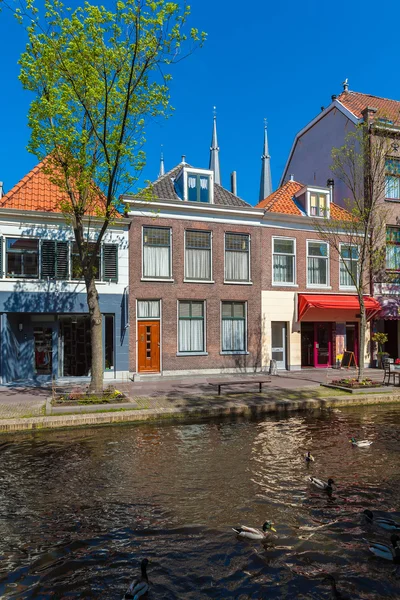 Kleine huizen uit de zeventiende eeuw langs de grachten in Delf — Stockfoto