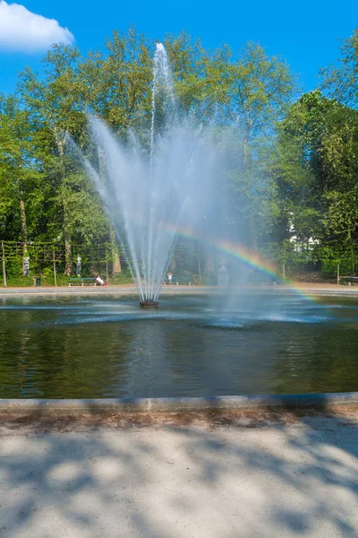 Радужный фонтан в городском парке, Брюссель — стоковое фото