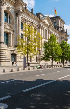 Alman Reichstag Parlamento Binası ve bayrağı