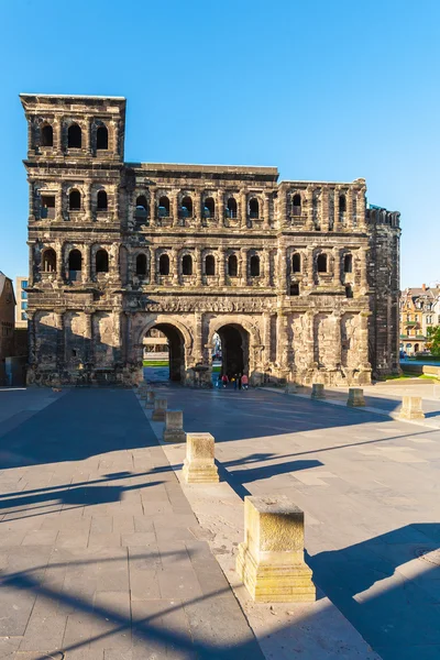 Porta nigra - Svarta porten på natten, trier — Stockfoto