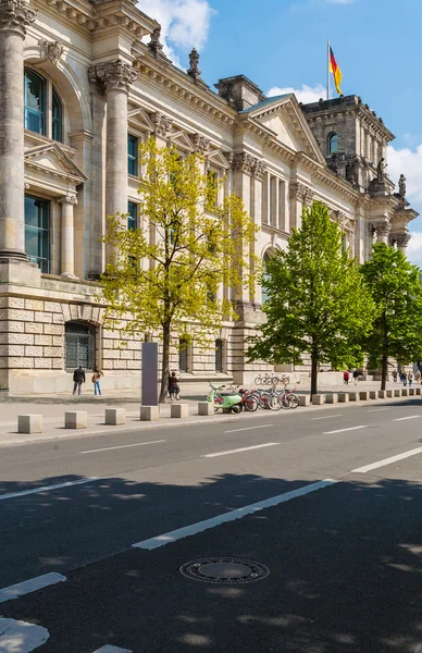 El edificio del Parlamento alemán el Reichstag y la bandera — Foto de Stock