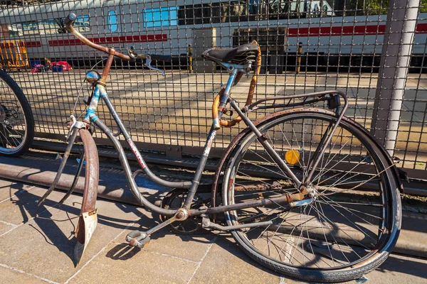 Bicicletta abbandonata alla stazione ferroviaria di Colonia, Germania — Foto Stock