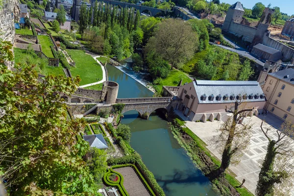 Вежі і стіни замку міста Люксембургу — стокове фото
