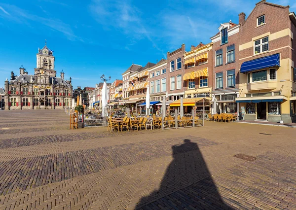 Edifício do Conselho e praça central em Delft, Países Baixos — Fotografia de Stock