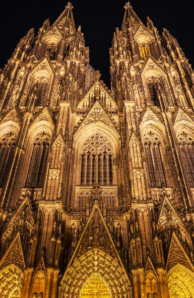 Belysta gotiska Cologne domkyrka på natten, Tyskland — Stockfoto